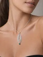 Золотое колье с бриллиантами и изумрудом